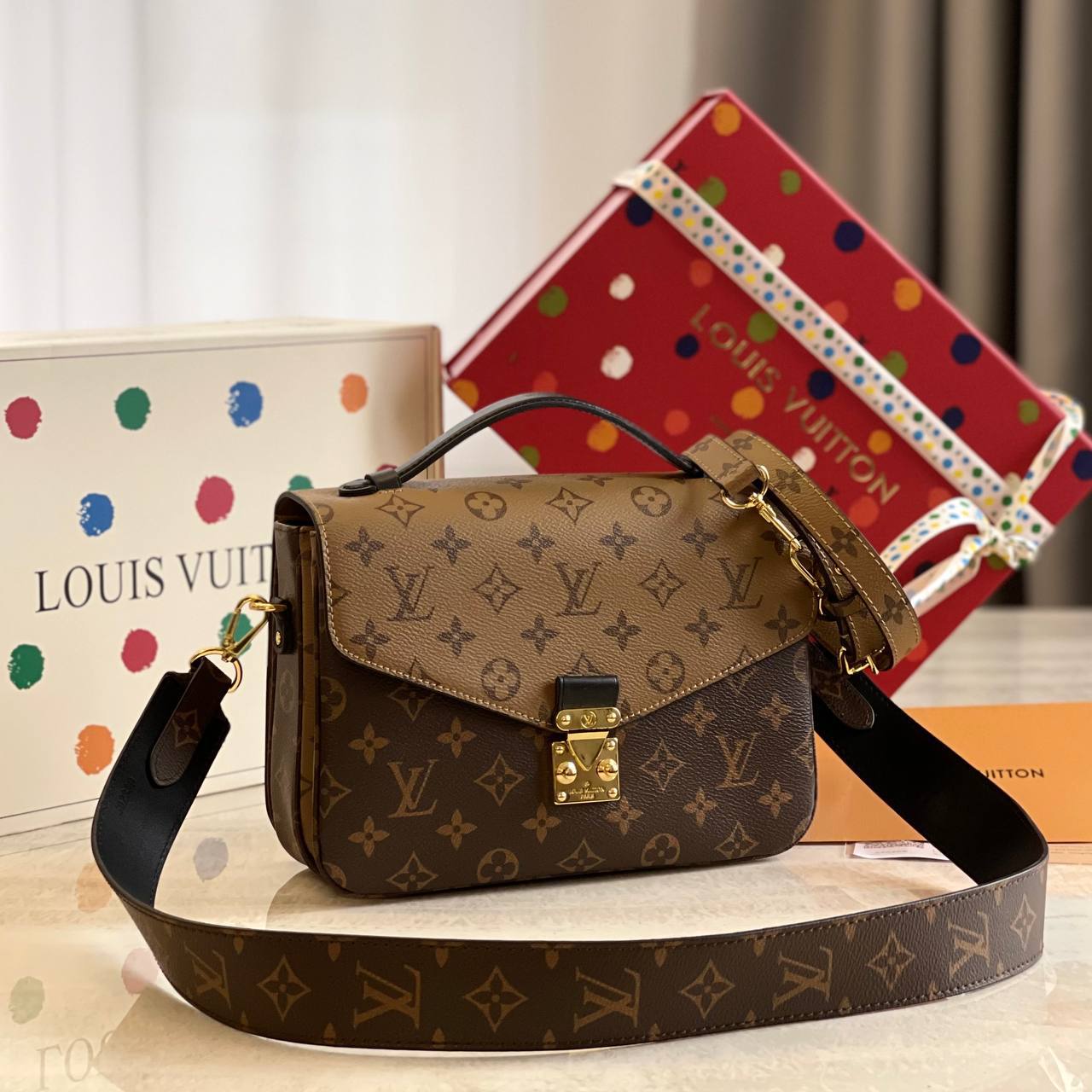 Сумка Louis Vuitton Metis shoulder bag in brown