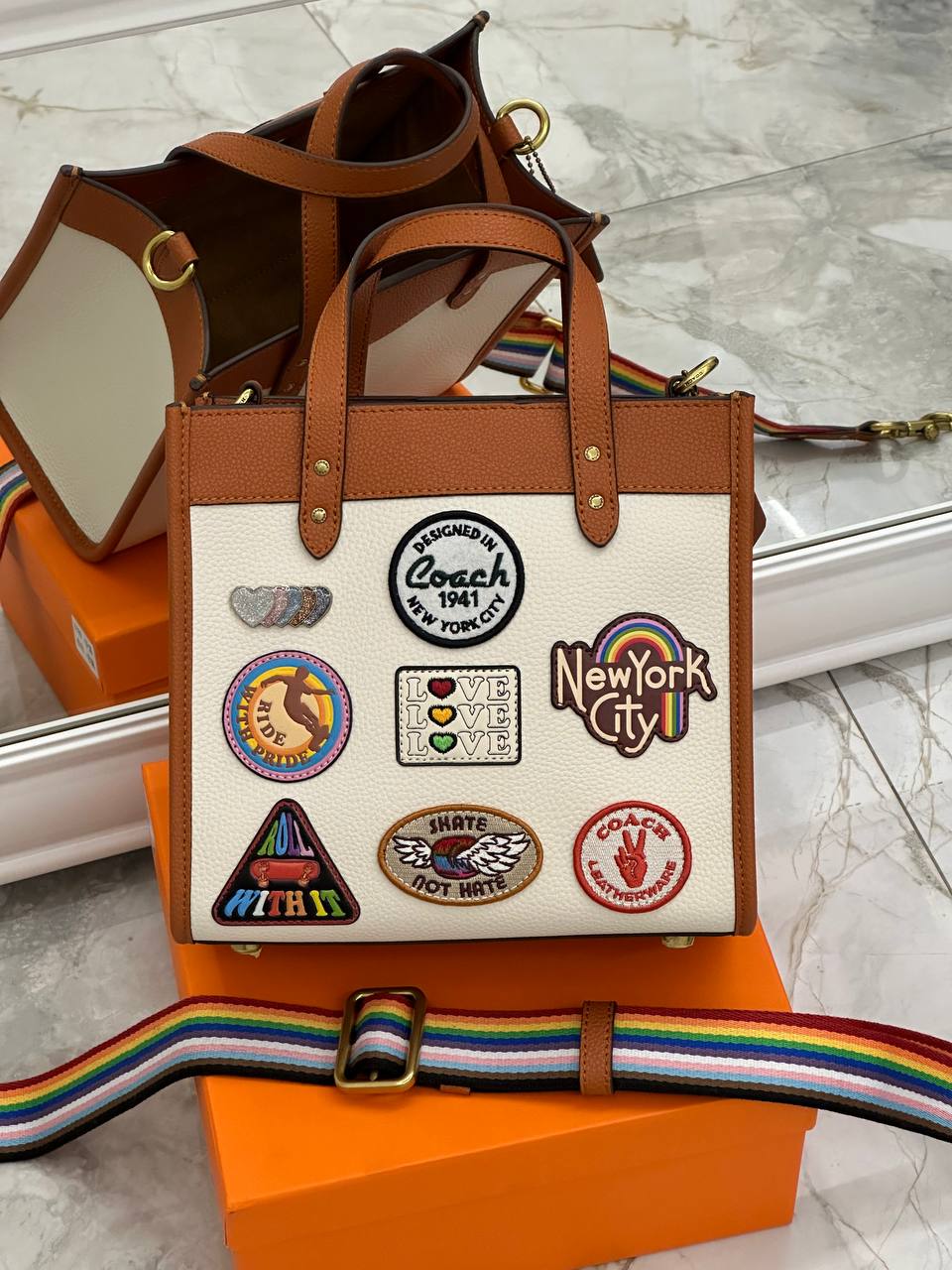 Сумка Coach Field Tote 22 With Patches